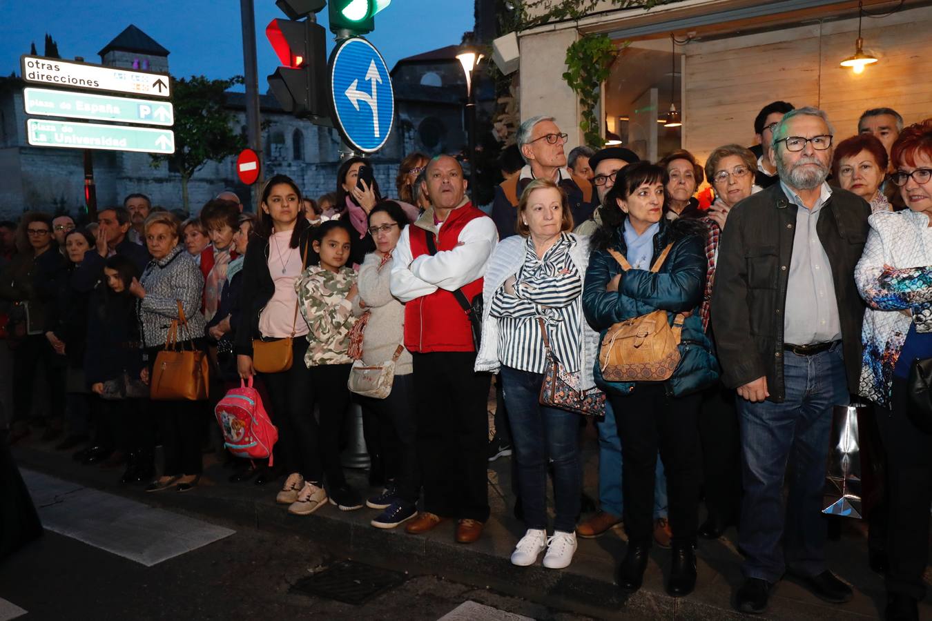 Fotos: Público en la procesión del Encuentro del Martes Santo en Valladolid (2/2)