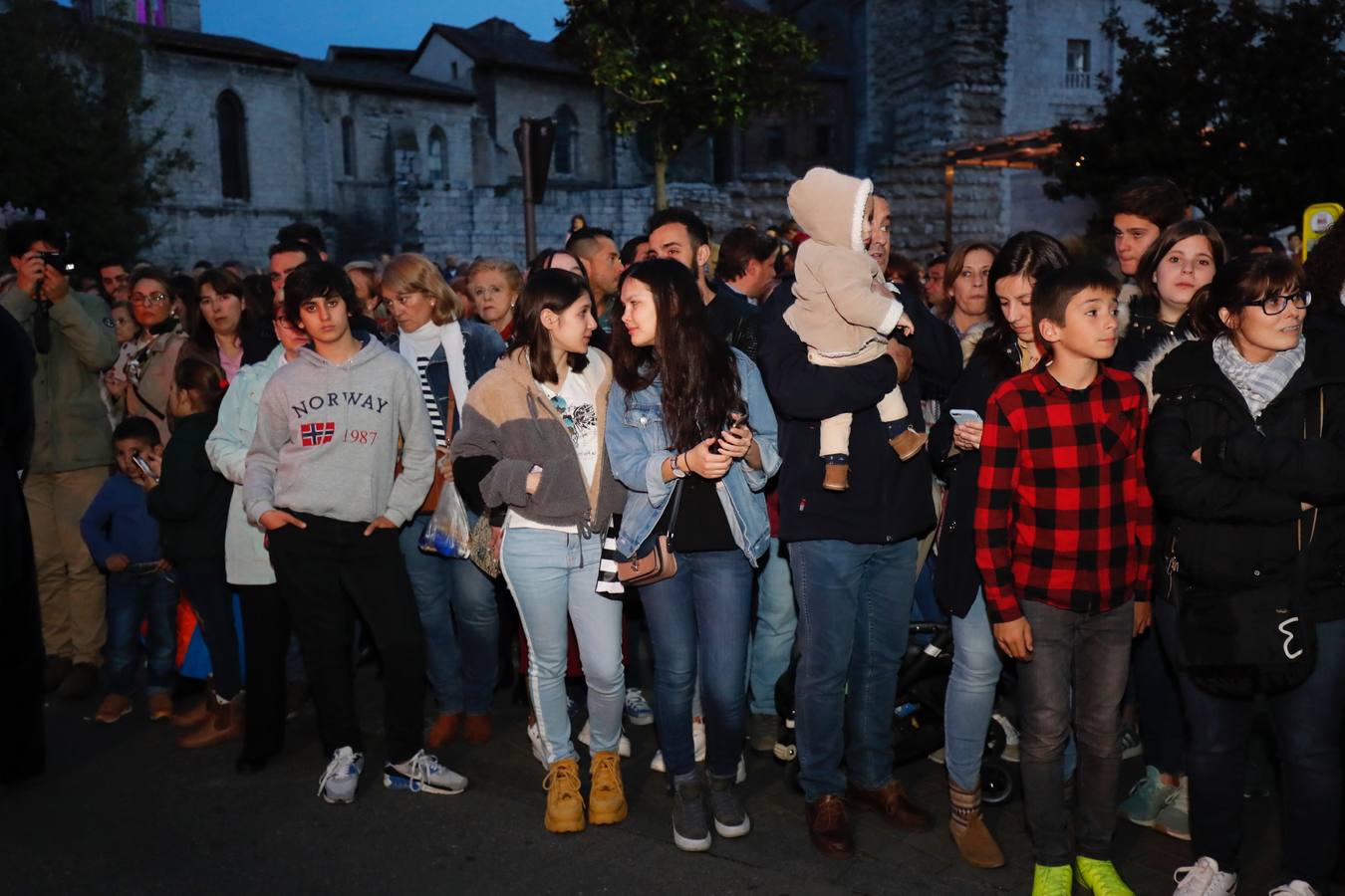 Fotos: Público en la procesión del Encuentro del Martes Santo en Valladolid (2/2)