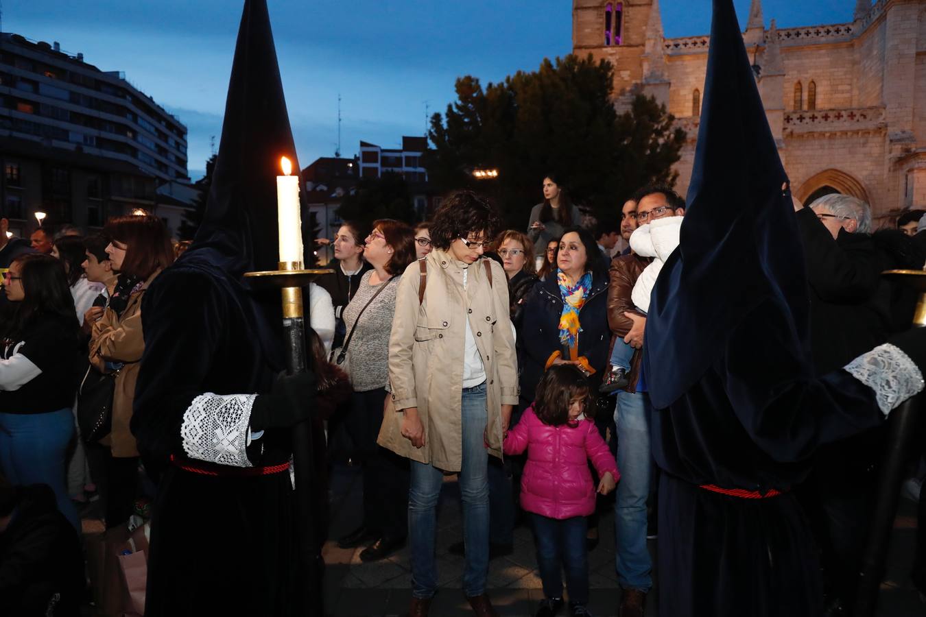 Fotos: Público en la procesión del Encuentro del Martes Santo en Valladolid (2/2)