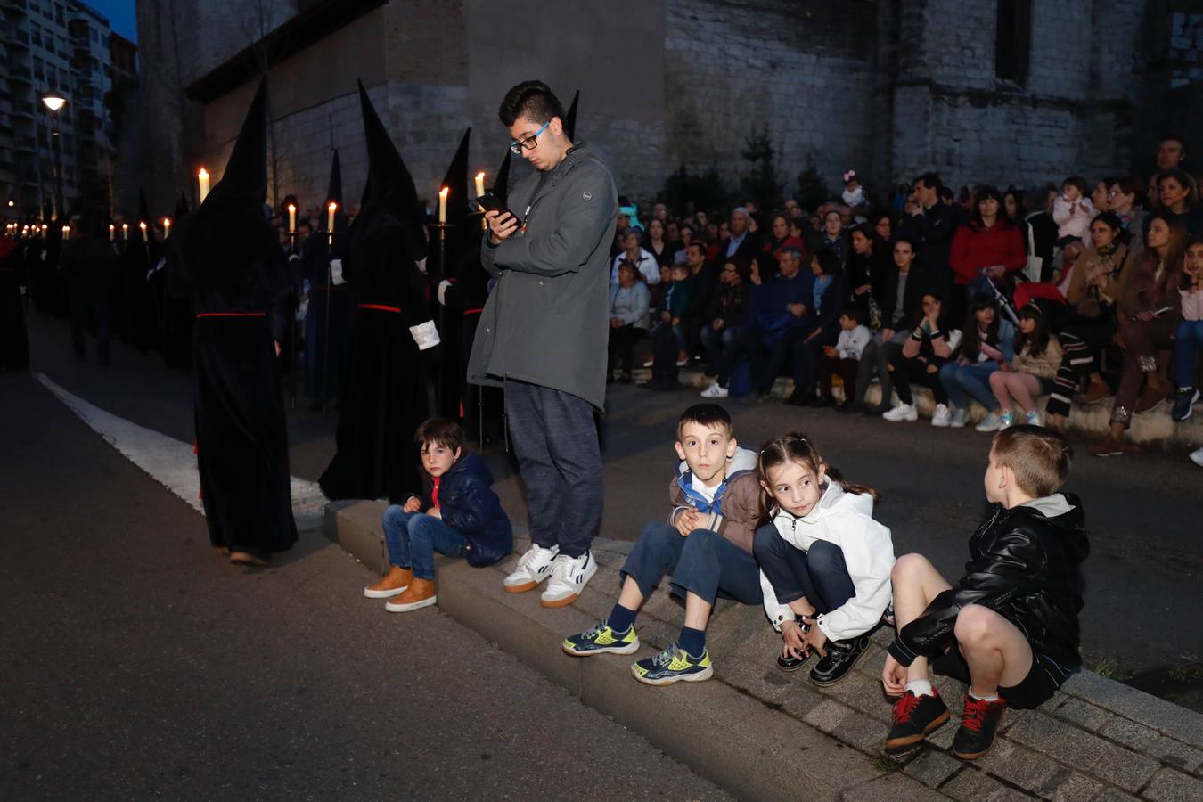 Fotos: Público en la procesión del Encuentro del Martes Santo en Valladolid (2/2)