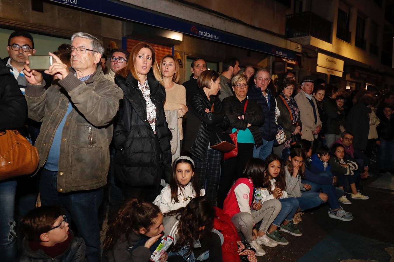 Fotos: Público en la procesión del Encuentro del Martes Santo en Valladolid (2/2)