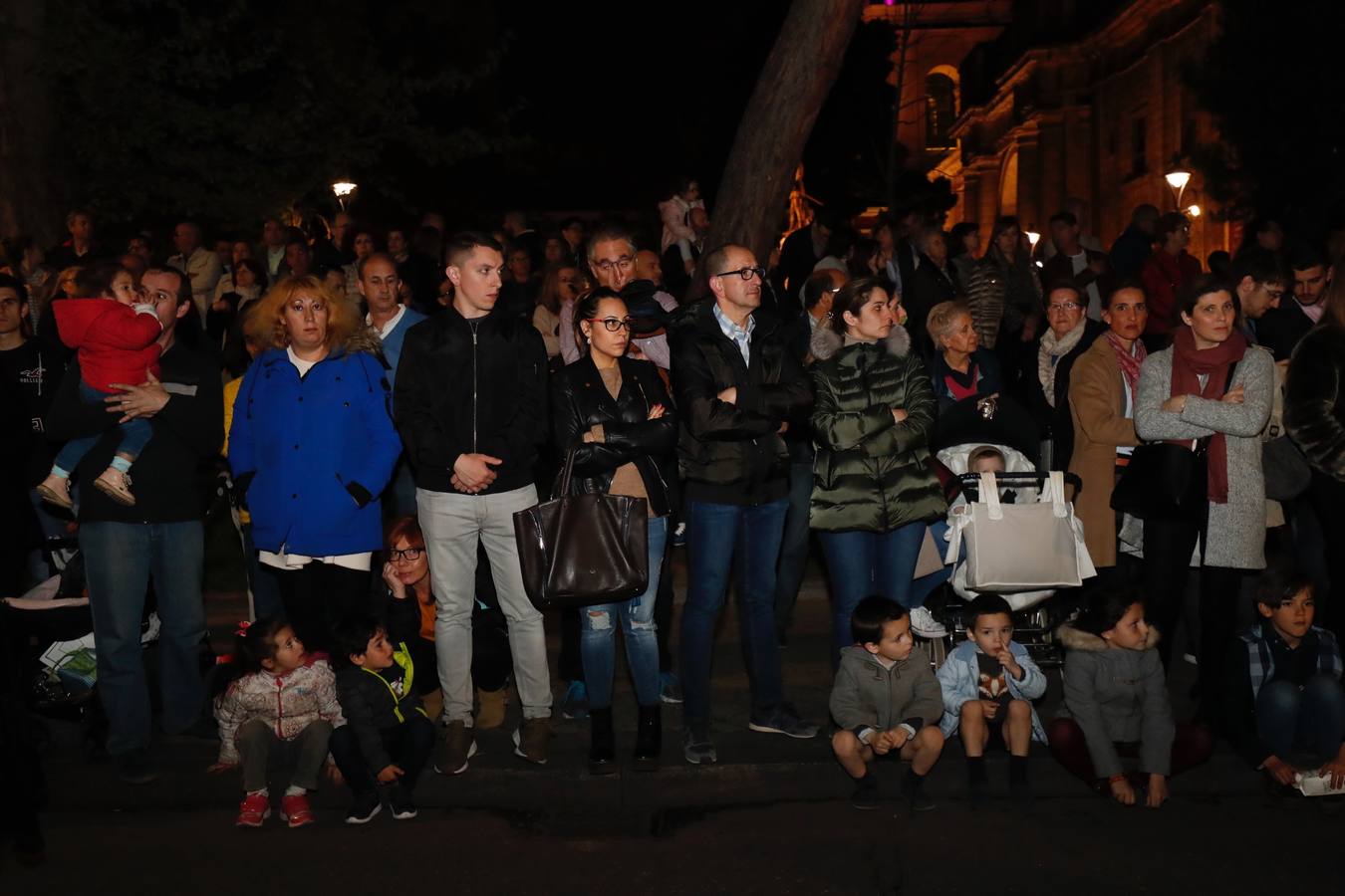 Fotos: Público en la procesión del Encuentro del Martes Santo en Valladolid (2/2)