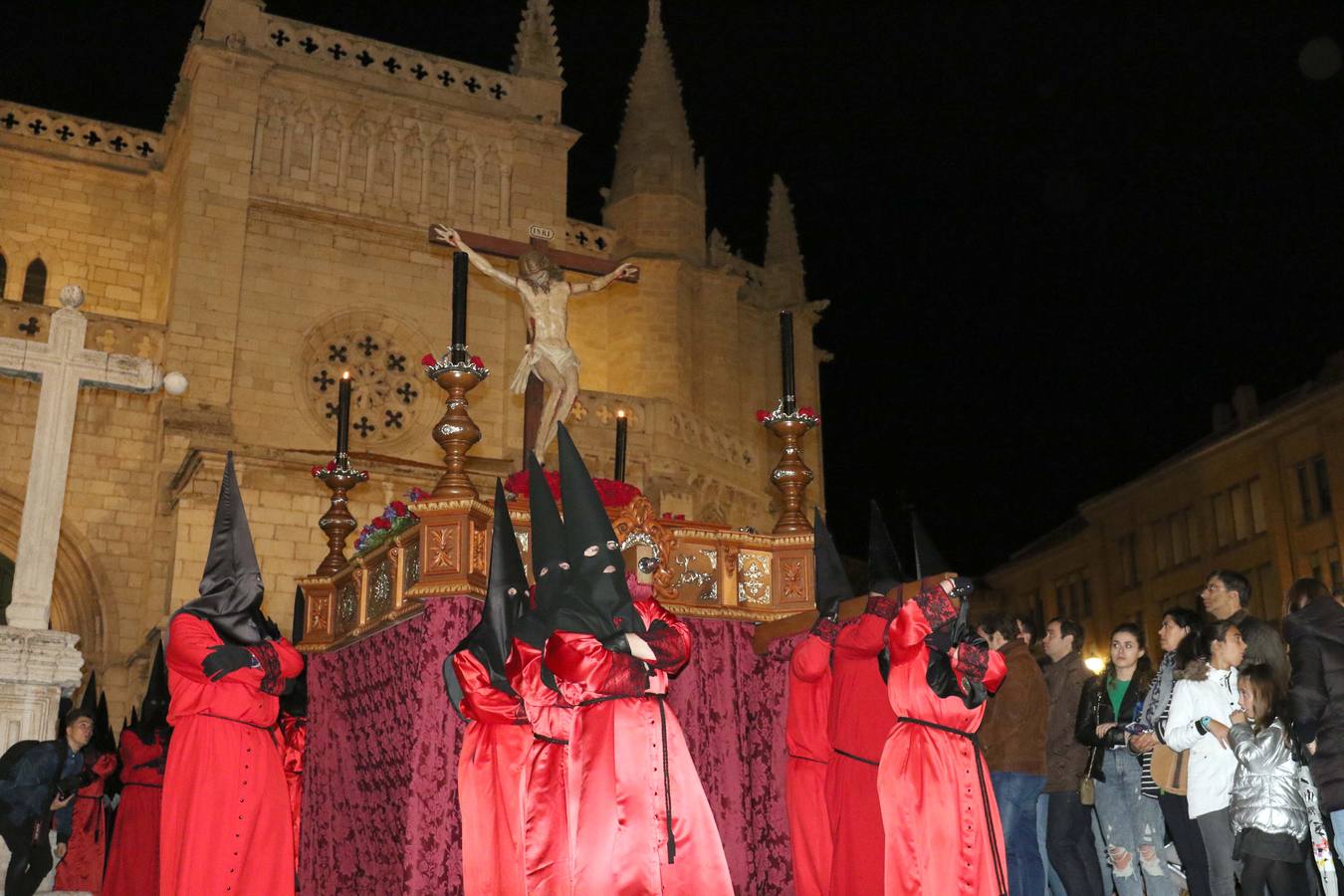 El recorrido nocturno de la Cofradía de la Preciosísima Sangre resultó hipnótico por lo agradable de la noche y las luces que iluminaban la Catedral y la iglesia de la Antigua 