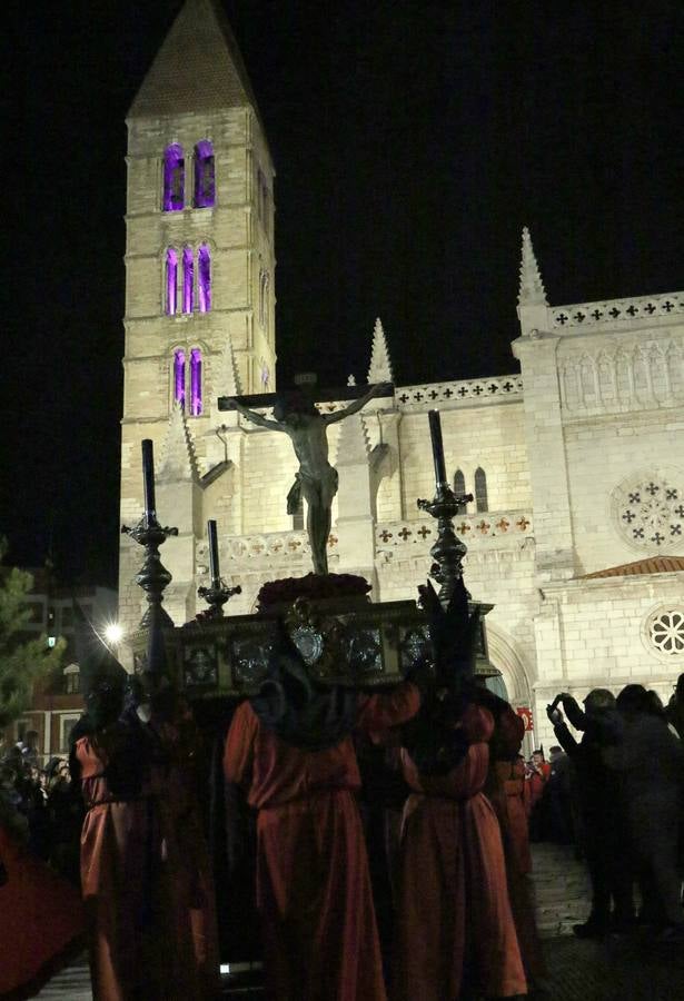 El recorrido nocturno de la Cofradía de la Preciosísima Sangre resultó hipnótico por lo agradable de la noche y las luces que iluminaban la Catedral y la iglesia de la Antigua 