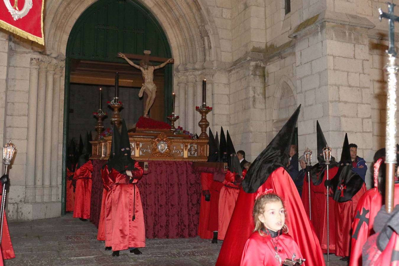 El recorrido nocturno de la Cofradía de la Preciosísima Sangre resultó hipnótico por lo agradable de la noche y las luces que iluminaban la Catedral y la iglesia de la Antigua 