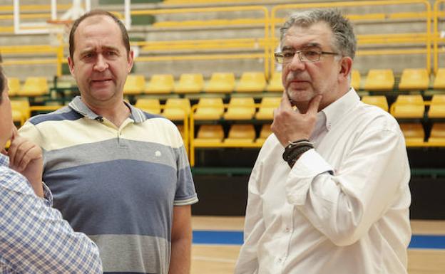 Carlos Darío Lavado, a la derecha, junto al director deportivo del Fuenlabrada, Ferrán López. 