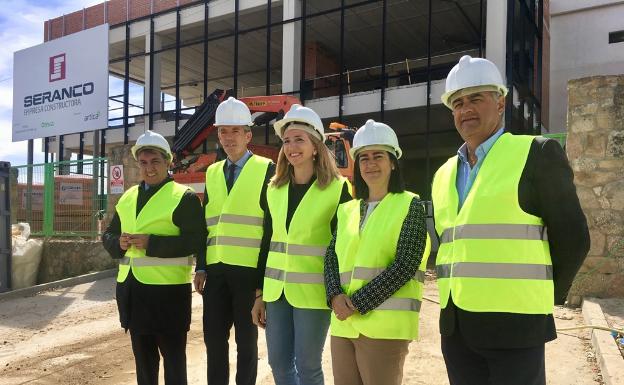 Alicia García y José Ramón García, candidatos al Congreso del PP Ávila, visitaron la fábrica de Ornua en el polígono de Vicolozano junto a los populares Miguel Ángel García Nieto, Sonsoles Sánchez-Reyes y el delegado de la Junta, José Francisco Hernández.