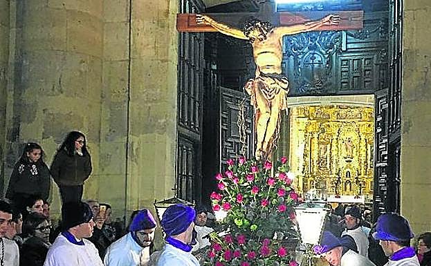 Salida de la iglesia de Santiago del Cristo de la Clemencia.