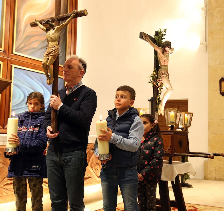 Fotos: La lluvia obliga a celebrar el Via Crucis de Los Carmelitas en la iglesia