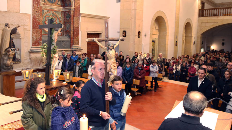 Fotos: La lluvia obliga a celebrar el Via Crucis de Los Carmelitas en la iglesia