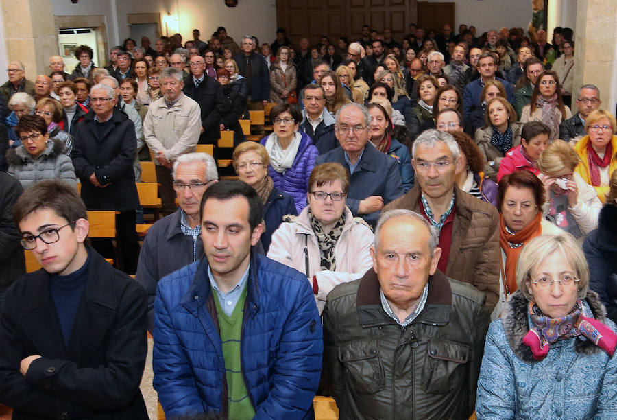 Fotos: La lluvia obliga a celebrar el Via Crucis de Los Carmelitas en la iglesia