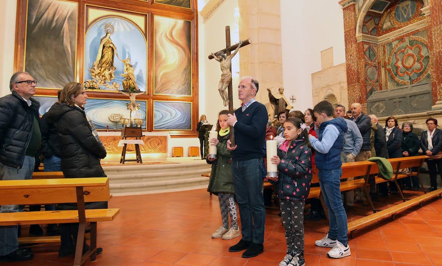 Fotos: La lluvia obliga a celebrar el Via Crucis de Los Carmelitas en la iglesia