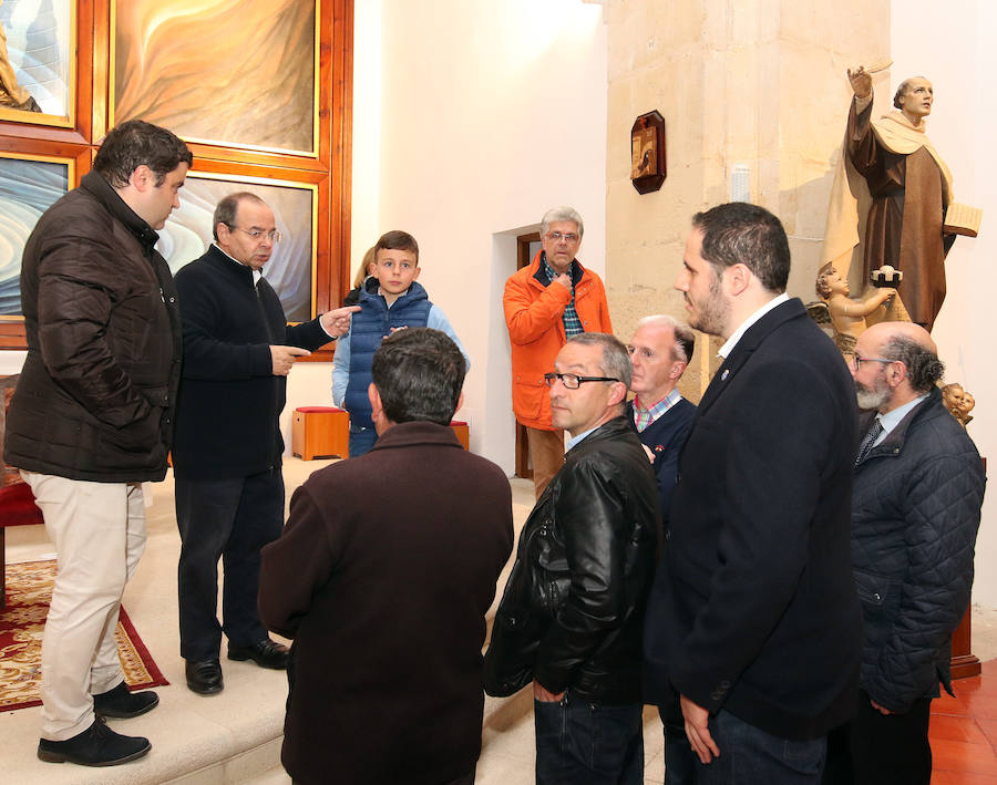 Fotos: La lluvia obliga a celebrar el Via Crucis de Los Carmelitas en la iglesia
