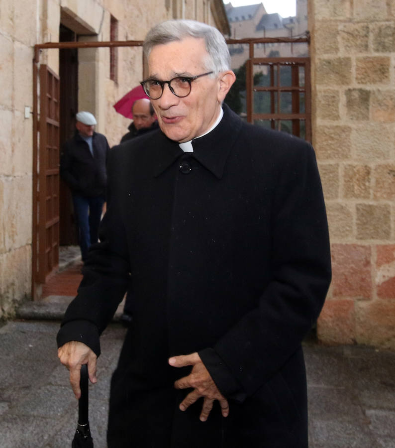 Fotos: La lluvia obliga a celebrar el Via Crucis de Los Carmelitas en la iglesia