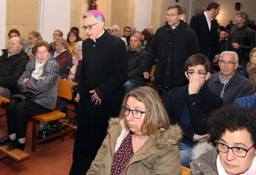 Fotos: La lluvia obliga a celebrar el Via Crucis de Los Carmelitas en la iglesia