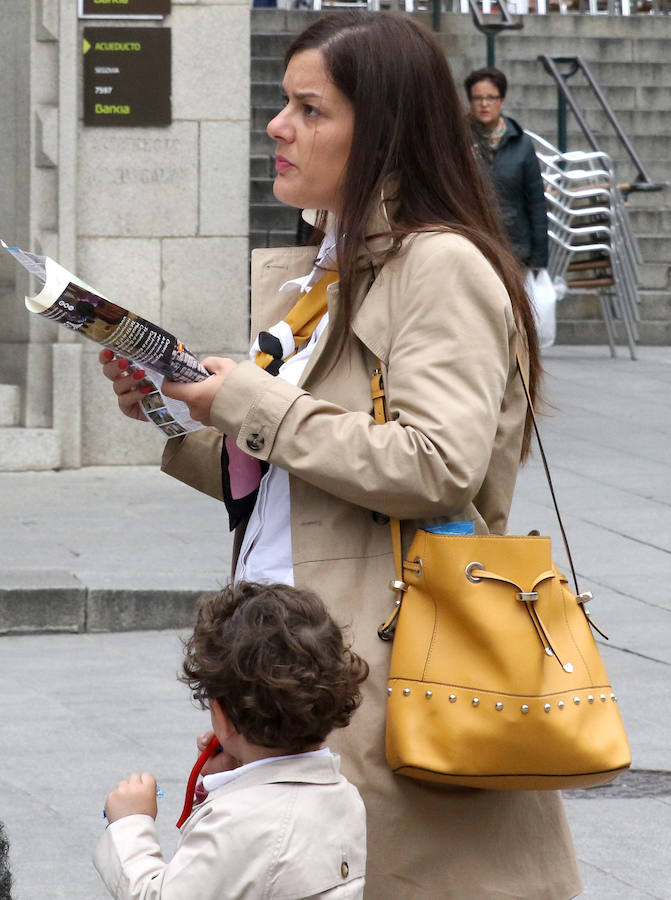 Fotos: Los turistas llenan el centro de Segovia el Miércoles Santo