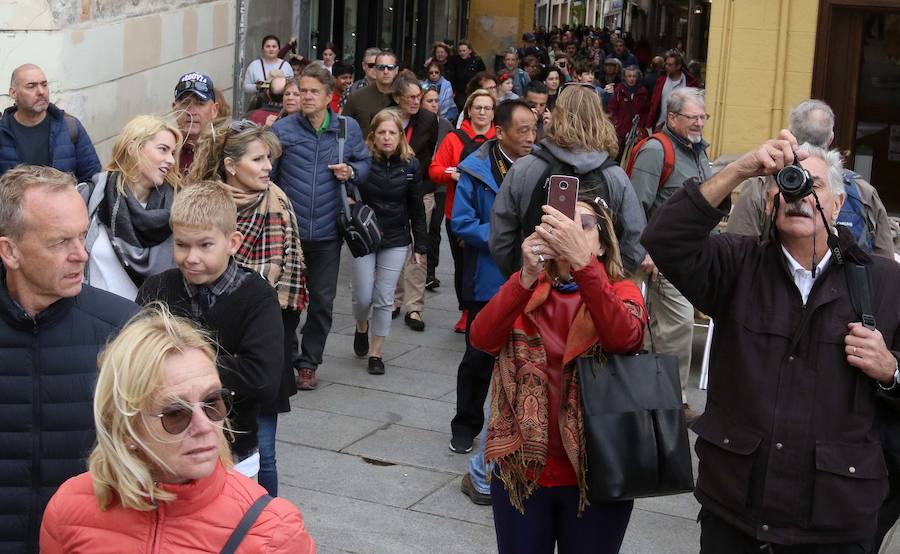 Fotos: Los turistas llenan el centro de Segovia el Miércoles Santo