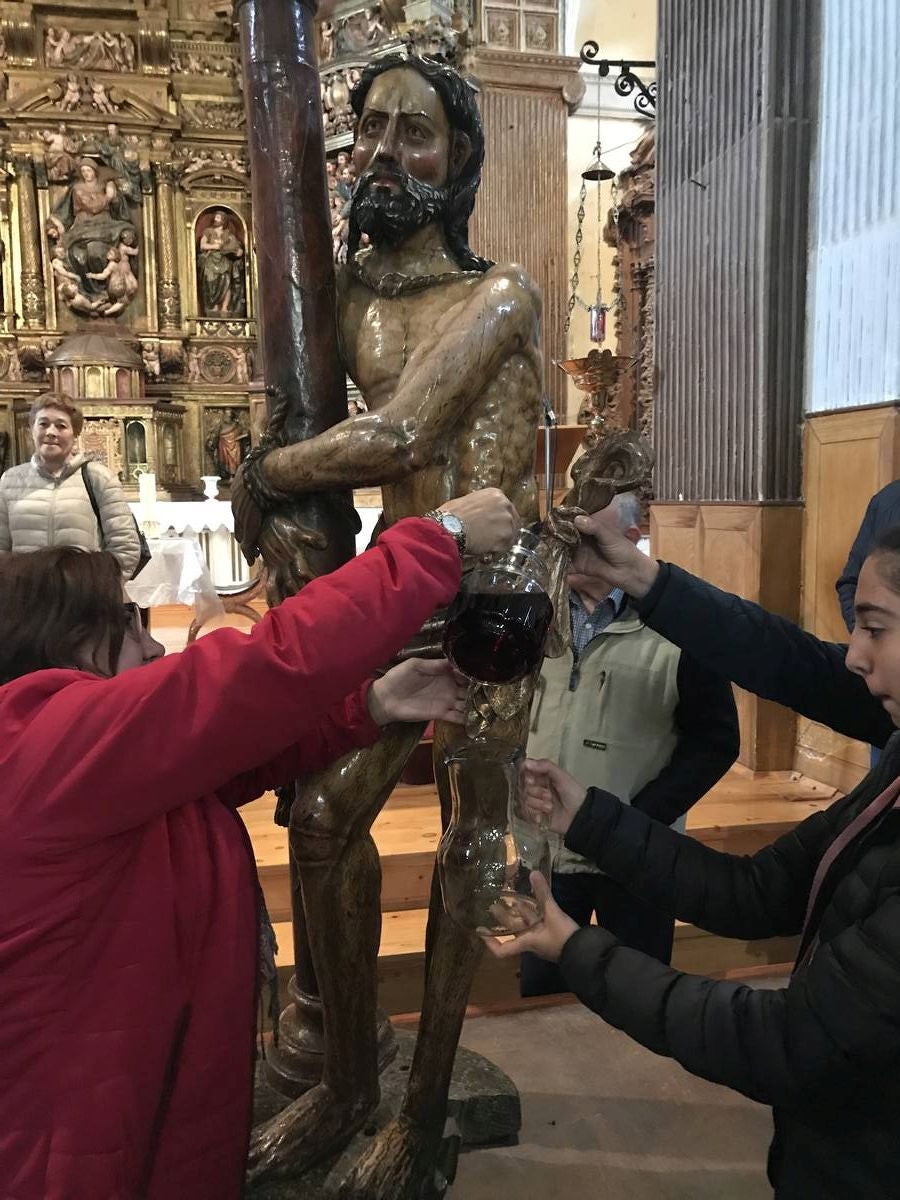 Una tradición que se remonta al año 1882 y que consiste en mojar con vino rancio las llagas y heridas de las tallas | Una vez realizado el ritual los asistentes al acto beben este vino que según las cofradías organizadoras «da salud y mejora la calidad de vida»