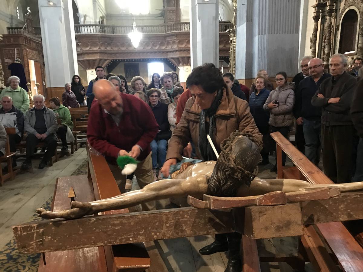 Una tradición que se remonta al año 1882 y que consiste en mojar con vino rancio las llagas y heridas de las tallas | Una vez realizado el ritual los asistentes al acto beben este vino que según las cofradías organizadoras «da salud y mejora la calidad de vida»