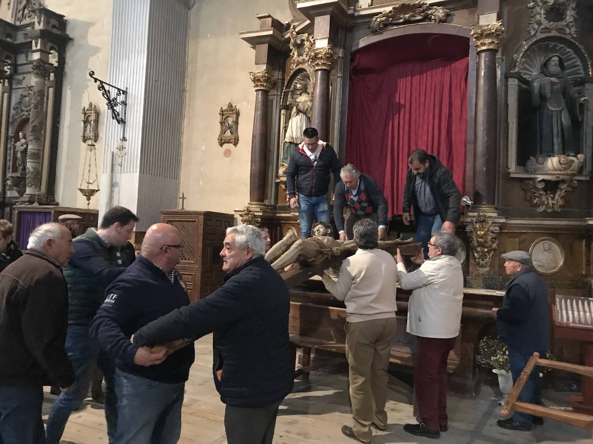 Una tradición que se remonta al año 1882 y que consiste en mojar con vino rancio las llagas y heridas de las tallas | Una vez realizado el ritual los asistentes al acto beben este vino que según las cofradías organizadoras «da salud y mejora la calidad de vida»