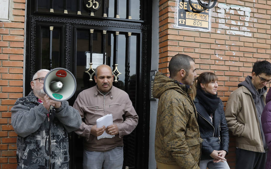 Fotos: Un matrimonio con dos bebés es desahuciado en Palencia