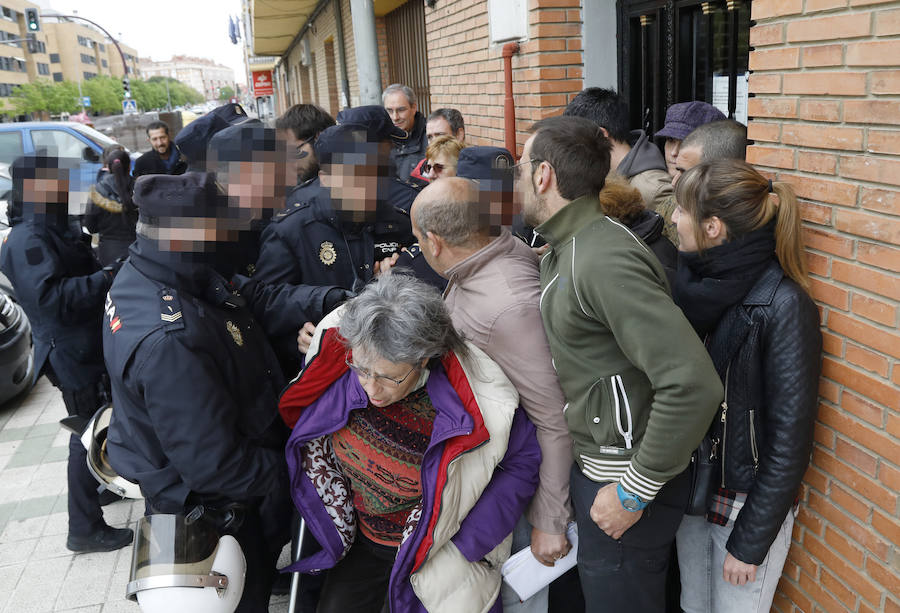 Fotos: Un matrimonio con dos bebés es desahuciado en Palencia