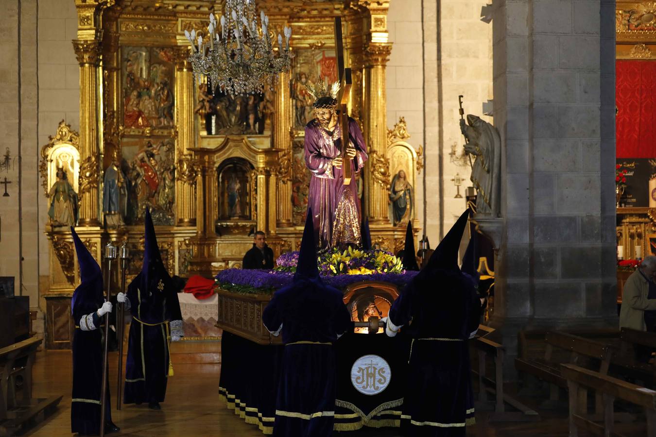 Las cofradías de La Pasión, con La Soledad, y la de Jesús Nazareno, realizaron un solemne desfile hasta la Plaza de España donde se vivió el cruce de miradas entre la Virgen y su hijo con la cruz a cuestas