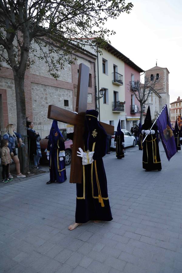 Las cofradías de La Pasión, con La Soledad, y la de Jesús Nazareno, realizaron un solemne desfile hasta la Plaza de España donde se vivió el cruce de miradas entre la Virgen y su hijo con la cruz a cuestas
