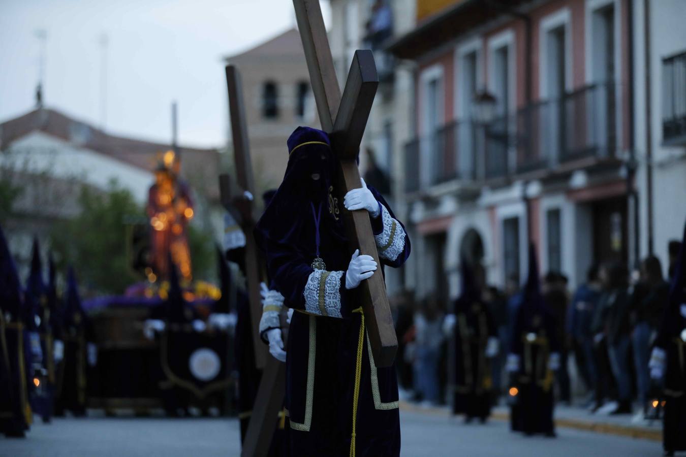 Las cofradías de La Pasión, con La Soledad, y la de Jesús Nazareno, realizaron un solemne desfile hasta la Plaza de España donde se vivió el cruce de miradas entre la Virgen y su hijo con la cruz a cuestas