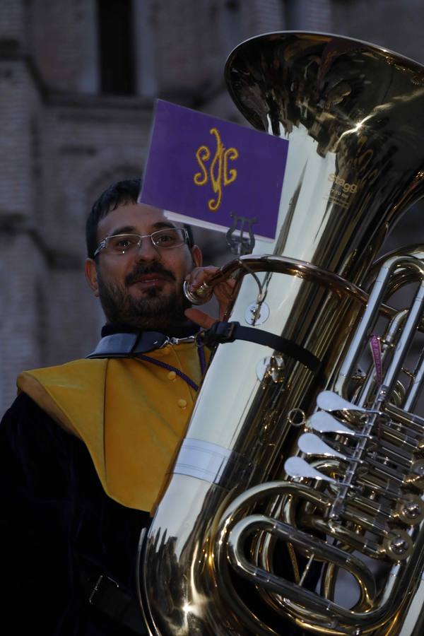 Las cofradías de La Pasión, con La Soledad, y la de Jesús Nazareno, realizaron un solemne desfile hasta la Plaza de España donde se vivió el cruce de miradas entre la Virgen y su hijo con la cruz a cuestas
