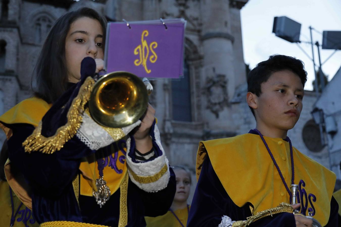 Las cofradías de La Pasión, con La Soledad, y la de Jesús Nazareno, realizaron un solemne desfile hasta la Plaza de España donde se vivió el cruce de miradas entre la Virgen y su hijo con la cruz a cuestas