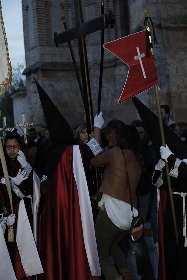 Las cofradías de La Pasión, con La Soledad, y la de Jesús Nazareno, realizaron un solemne desfile hasta la Plaza de España donde se vivió el cruce de miradas entre la Virgen y su hijo con la cruz a cuestas