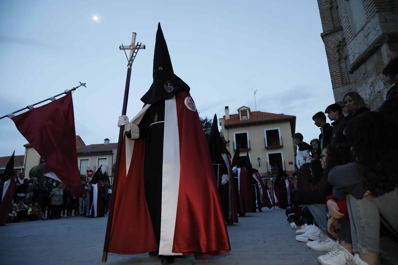 Las cofradías de La Pasión, con La Soledad, y la de Jesús Nazareno, realizaron un solemne desfile hasta la Plaza de España donde se vivió el cruce de miradas entre la Virgen y su hijo con la cruz a cuestas