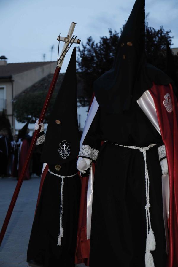 Las cofradías de La Pasión, con La Soledad, y la de Jesús Nazareno, realizaron un solemne desfile hasta la Plaza de España donde se vivió el cruce de miradas entre la Virgen y su hijo con la cruz a cuestas
