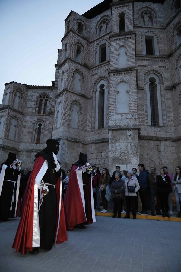 Las cofradías de La Pasión, con La Soledad, y la de Jesús Nazareno, realizaron un solemne desfile hasta la Plaza de España donde se vivió el cruce de miradas entre la Virgen y su hijo con la cruz a cuestas