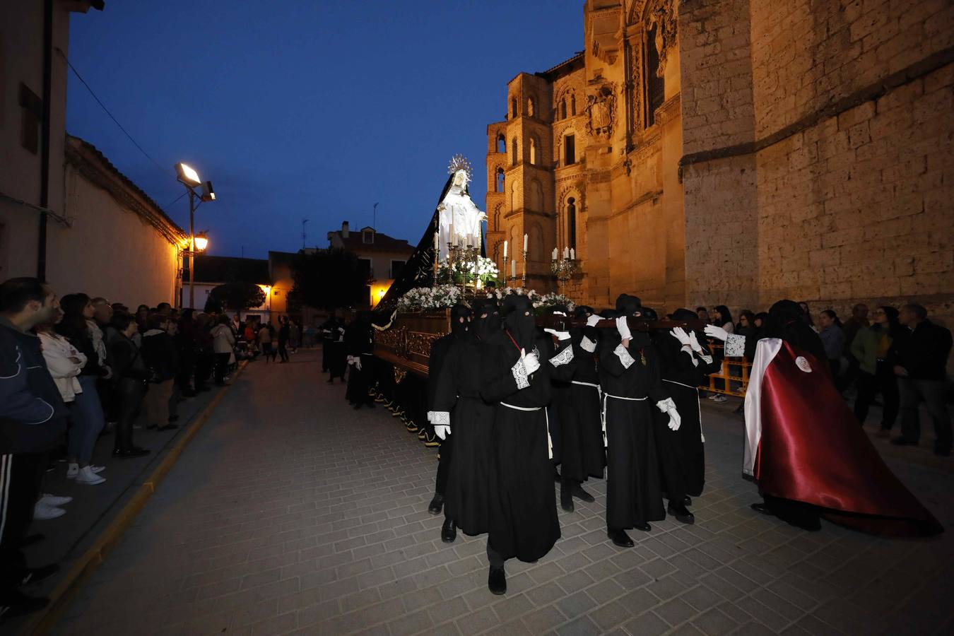 Las cofradías de La Pasión, con La Soledad, y la de Jesús Nazareno, realizaron un solemne desfile hasta la Plaza de España donde se vivió el cruce de miradas entre la Virgen y su hijo con la cruz a cuestas