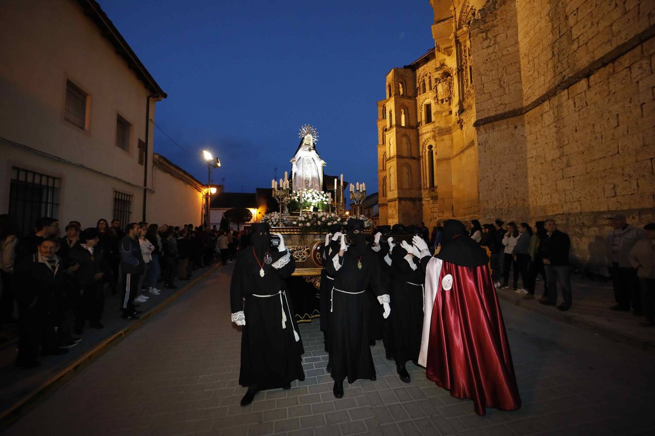 Las cofradías de La Pasión, con La Soledad, y la de Jesús Nazareno, realizaron un solemne desfile hasta la Plaza de España donde se vivió el cruce de miradas entre la Virgen y su hijo con la cruz a cuestas