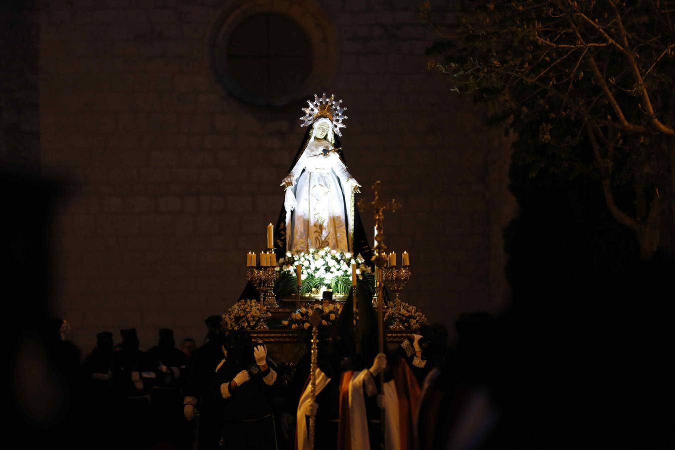 Las cofradías de La Pasión, con La Soledad, y la de Jesús Nazareno, realizaron un solemne desfile hasta la Plaza de España donde se vivió el cruce de miradas entre la Virgen y su hijo con la cruz a cuestas