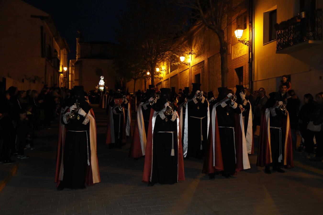 Las cofradías de La Pasión, con La Soledad, y la de Jesús Nazareno, realizaron un solemne desfile hasta la Plaza de España donde se vivió el cruce de miradas entre la Virgen y su hijo con la cruz a cuestas