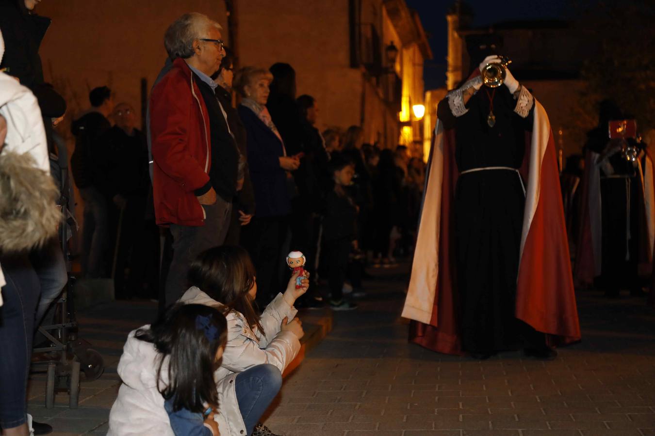 Las cofradías de La Pasión, con La Soledad, y la de Jesús Nazareno, realizaron un solemne desfile hasta la Plaza de España donde se vivió el cruce de miradas entre la Virgen y su hijo con la cruz a cuestas