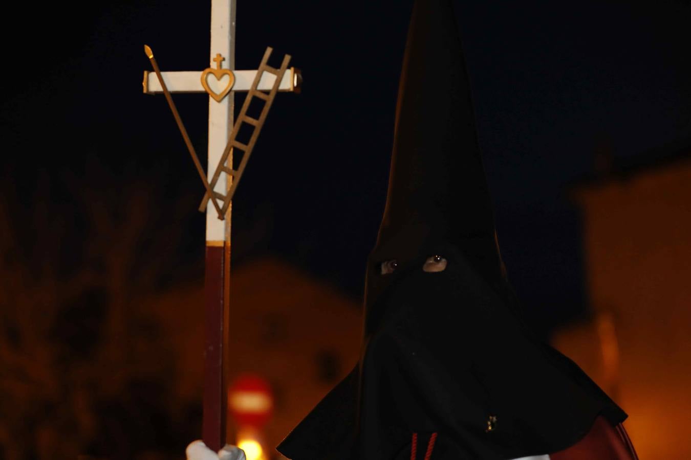Las cofradías de La Pasión, con La Soledad, y la de Jesús Nazareno, realizaron un solemne desfile hasta la Plaza de España donde se vivió el cruce de miradas entre la Virgen y su hijo con la cruz a cuestas
