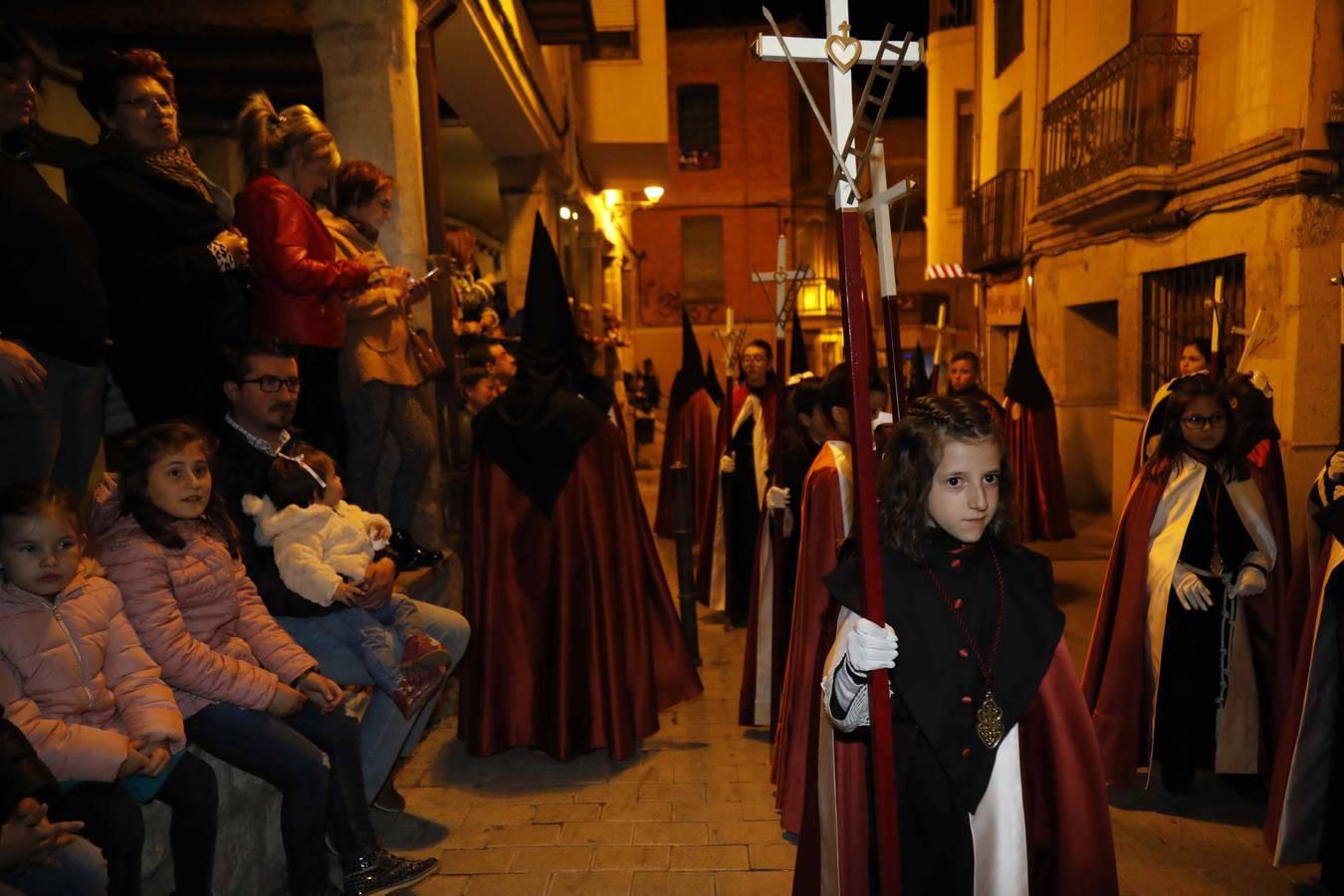 Las cofradías de La Pasión, con La Soledad, y la de Jesús Nazareno, realizaron un solemne desfile hasta la Plaza de España donde se vivió el cruce de miradas entre la Virgen y su hijo con la cruz a cuestas