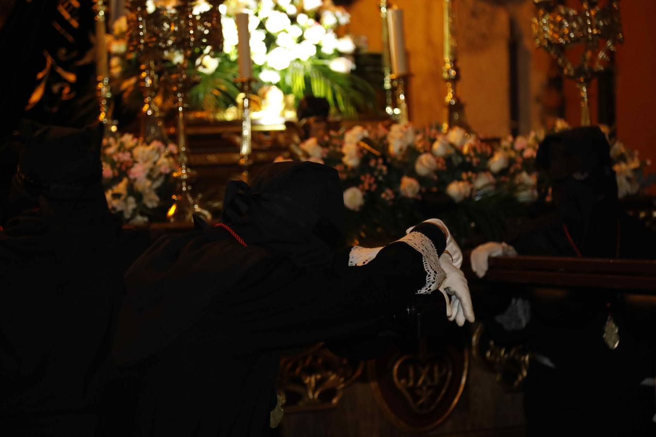 Las cofradías de La Pasión, con La Soledad, y la de Jesús Nazareno, realizaron un solemne desfile hasta la Plaza de España donde se vivió el cruce de miradas entre la Virgen y su hijo con la cruz a cuestas