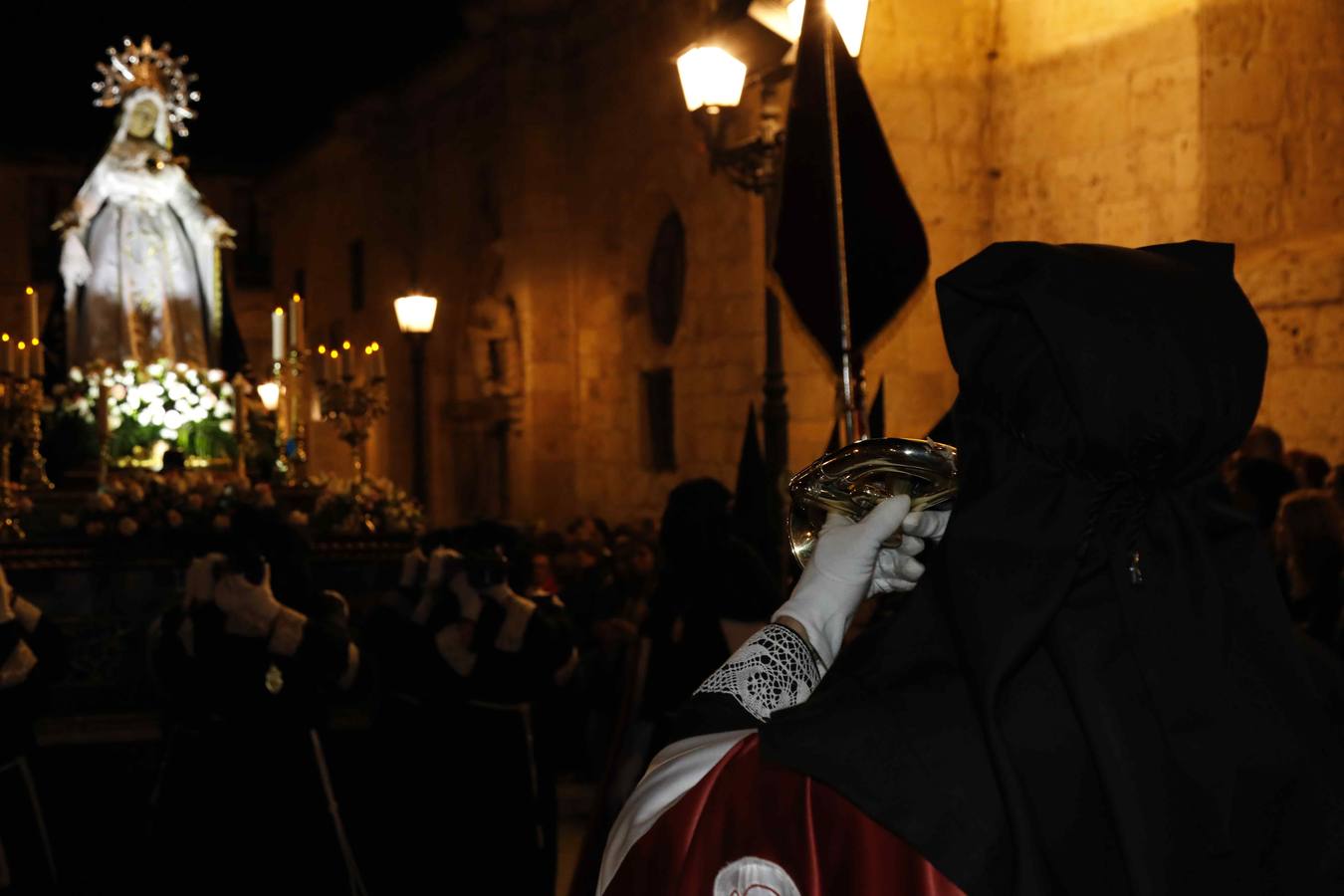 Las cofradías de La Pasión, con La Soledad, y la de Jesús Nazareno, realizaron un solemne desfile hasta la Plaza de España donde se vivió el cruce de miradas entre la Virgen y su hijo con la cruz a cuestas