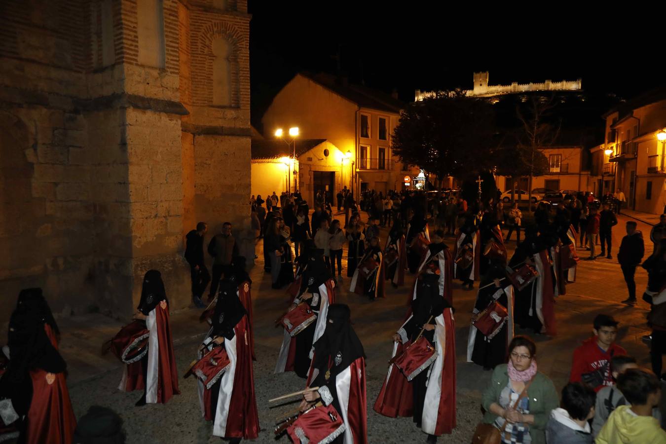 Las cofradías de La Pasión, con La Soledad, y la de Jesús Nazareno, realizaron un solemne desfile hasta la Plaza de España donde se vivió el cruce de miradas entre la Virgen y su hijo con la cruz a cuestas