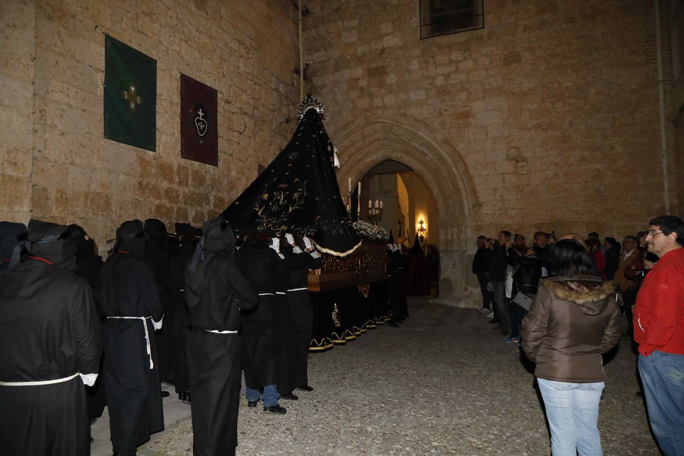 Las cofradías de La Pasión, con La Soledad, y la de Jesús Nazareno, realizaron un solemne desfile hasta la Plaza de España donde se vivió el cruce de miradas entre la Virgen y su hijo con la cruz a cuestas