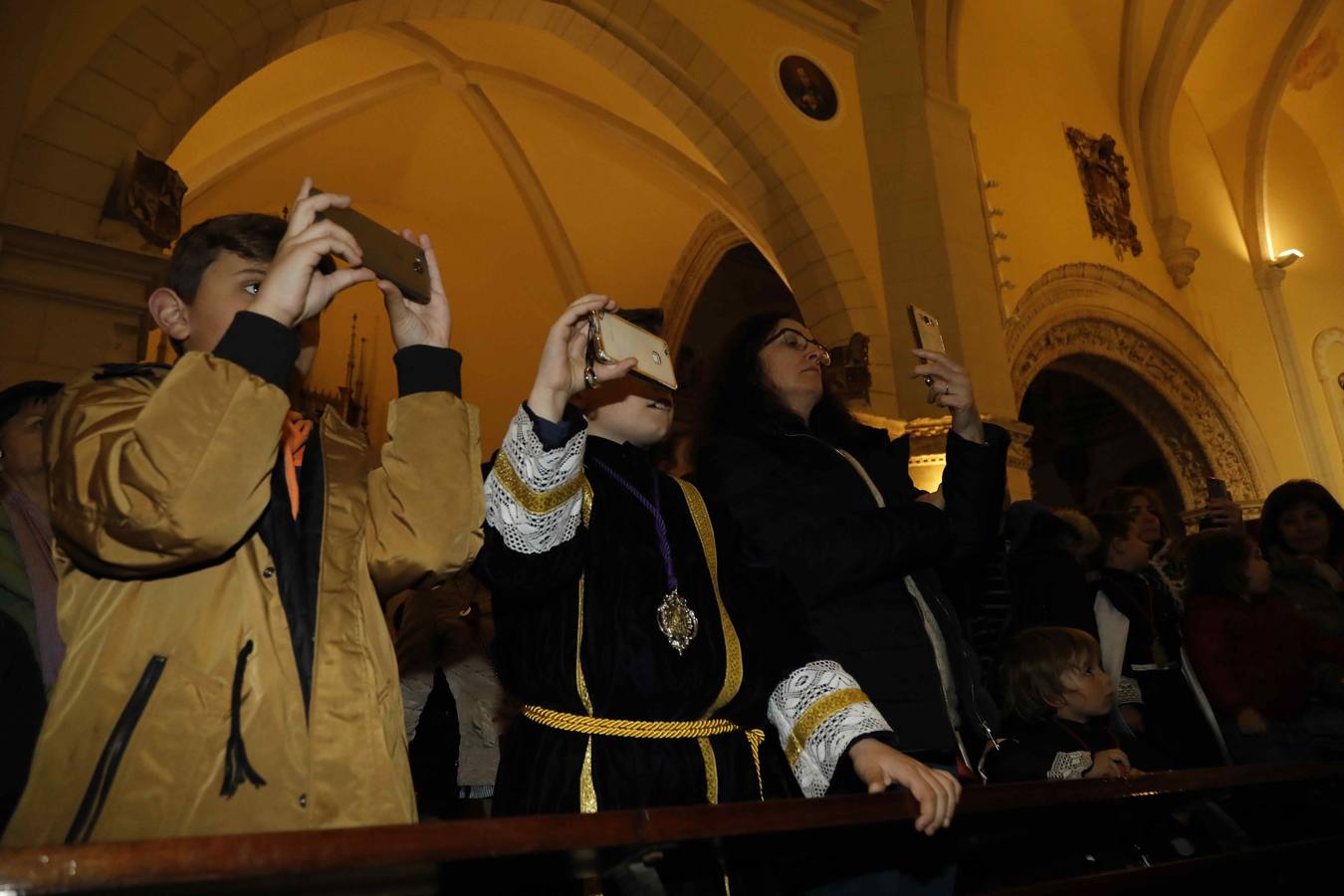 Las cofradías de La Pasión, con La Soledad, y la de Jesús Nazareno, realizaron un solemne desfile hasta la Plaza de España donde se vivió el cruce de miradas entre la Virgen y su hijo con la cruz a cuestas