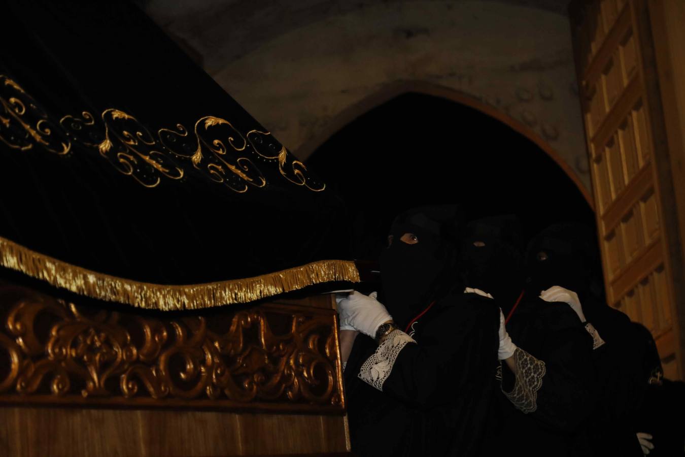 Las cofradías de La Pasión, con La Soledad, y la de Jesús Nazareno, realizaron un solemne desfile hasta la Plaza de España donde se vivió el cruce de miradas entre la Virgen y su hijo con la cruz a cuestas