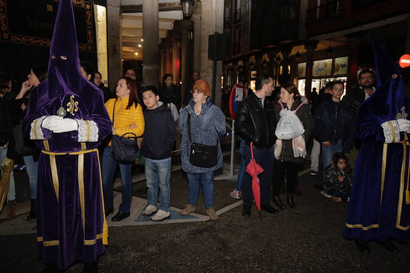 Público en el Vía Crucis procesional de Valladolid