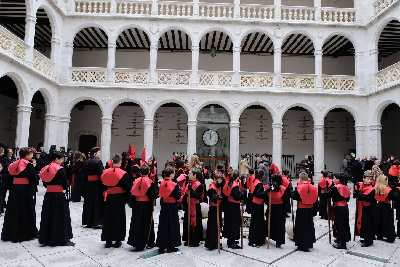 Los cofrades de la Hermandad Universitaria han acortado el recorrido, tratando de buscar la Catedral lo antes posible ante el riesgo de precipitaciones